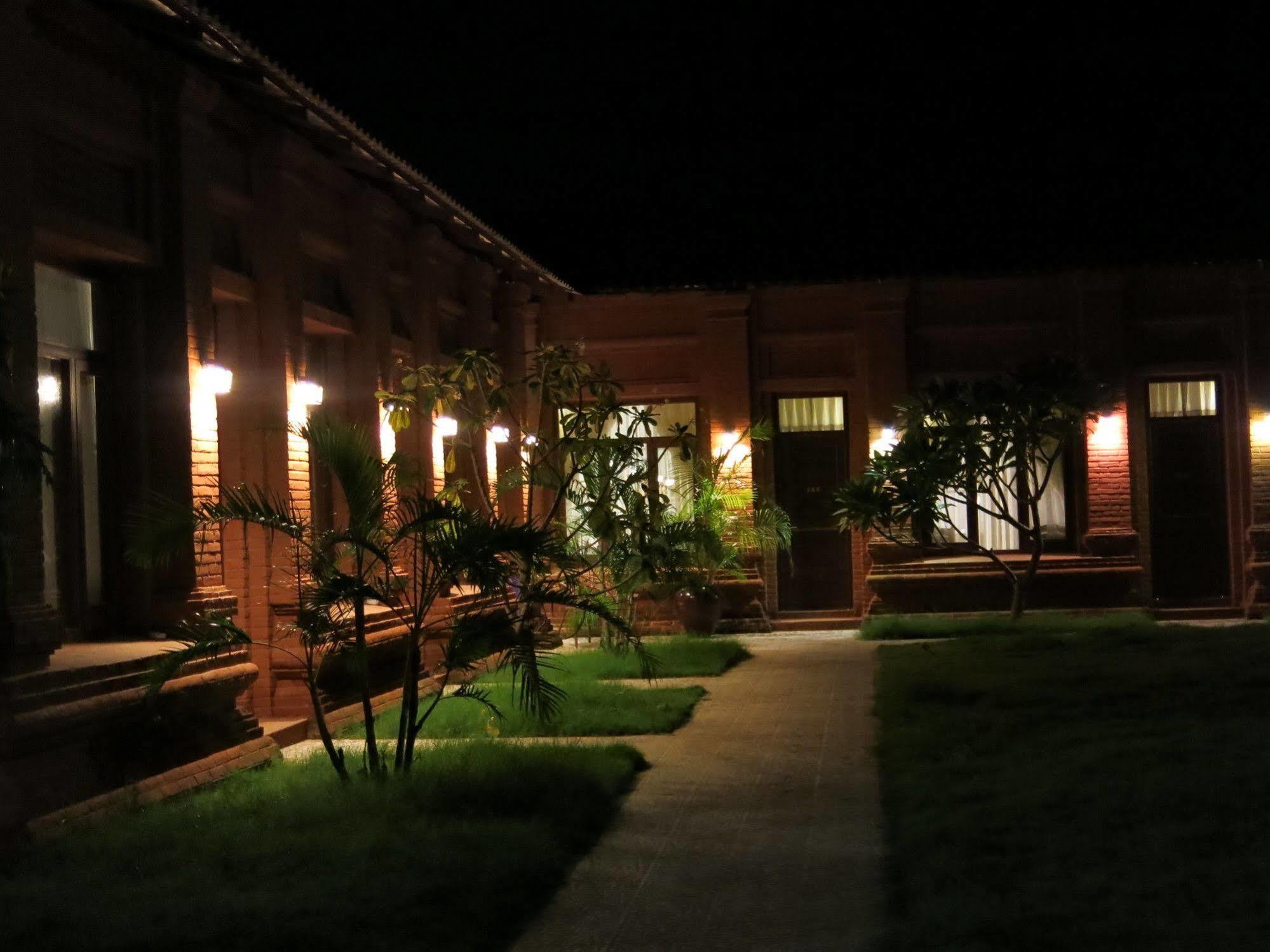 Manisanda Hotel Баган Экстерьер фото